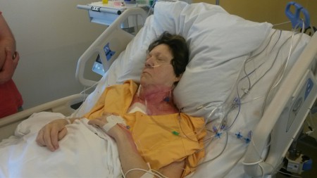 Het infuus met medicijnen en morfine gaat rechtstreeks een hals ader in. 